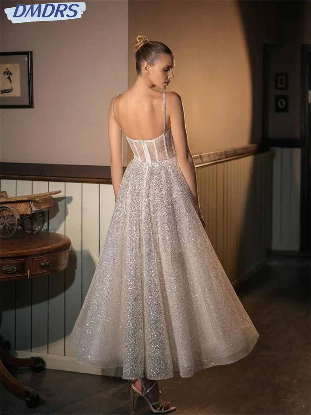 女性のためのセクシーなスパゲッティストラップ付きウエディングドレス,スパンコール付きのエレガントな衣装,空中ブランコカット,2020