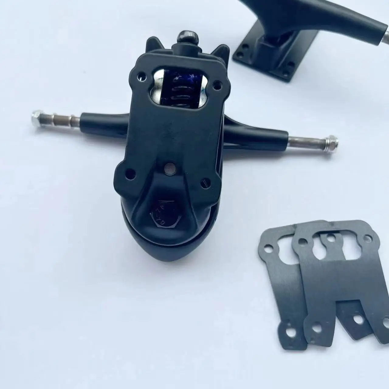 Caminhão de skate de surf TD caminhão 77 conjunto de 2 peças com parafusos de almofadas riser parte estrela lisa