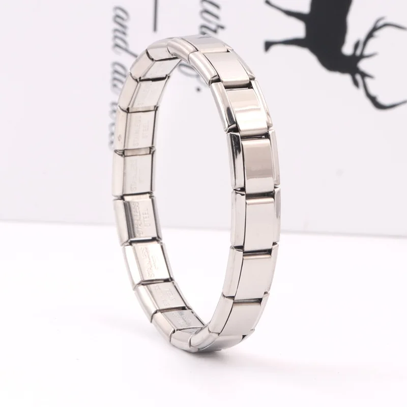 Nome do produto: Pulseira esculpida em aço inoxidável com pedra da lua Material: Aço inoxidável Tamanho: 17,5 centímetros de comprimento Cor: Aço