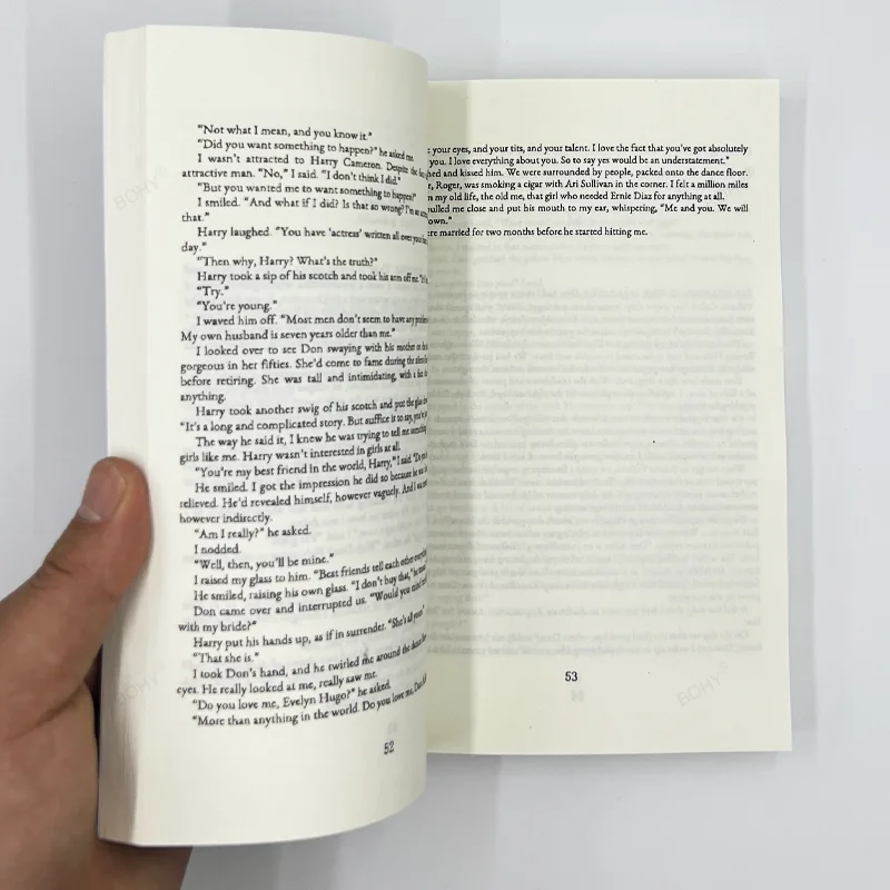 Livro em inglês dos sete maridos de Evelyn Hugo Story