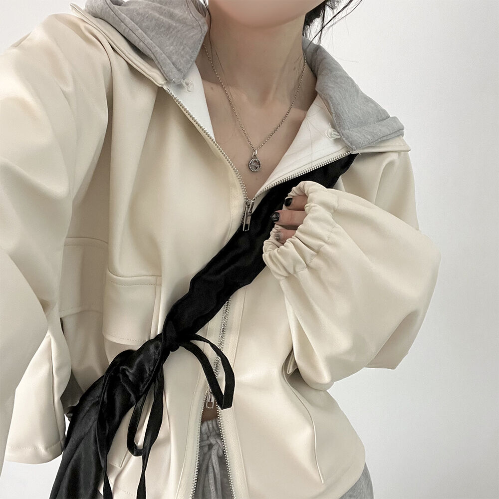 Jaqueta Biker Curta com Capuz e Patchwork para Mulheres, Estilo E, Casaco de Couro com Gola Alta e Fechamento por Zíper