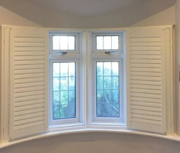 Pvc フェイクウッド プランテーション シャッター フレキシブル価格カスタマイズされたサイズリビング ルーム、ベッドルーム、キッチン、トイレに適しています