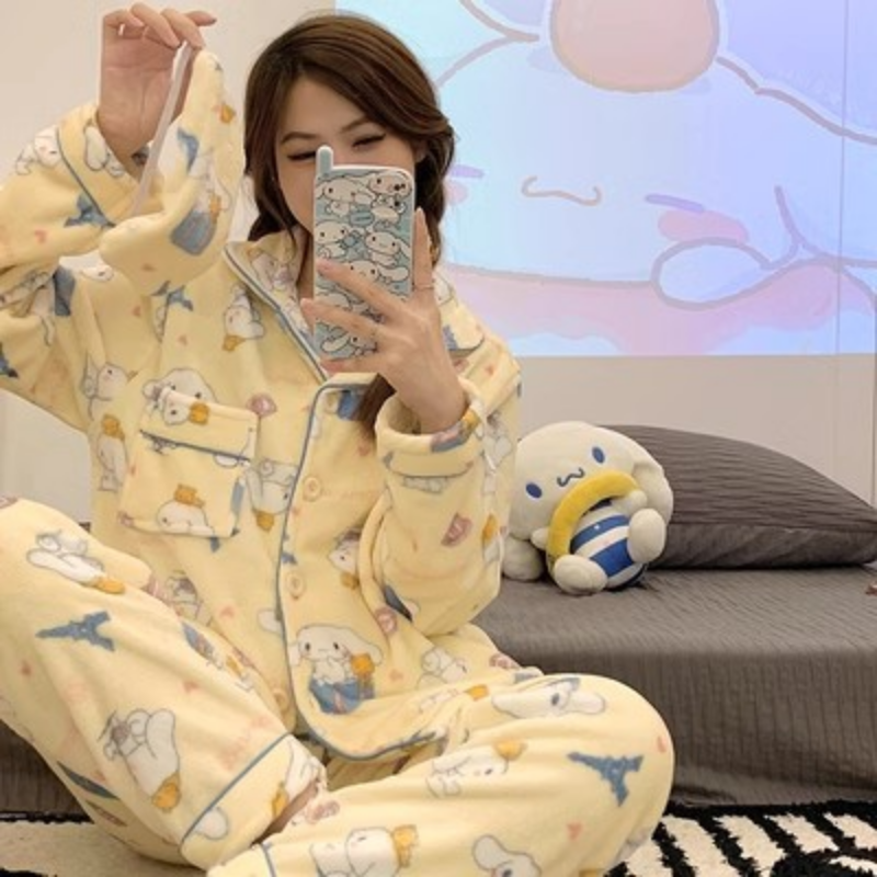 Sanrio Hello Kitty pijamas nuevos de invierno para mujer, conjunto de ropa de descanso dulce y cálida de lana coral con dibujos animados