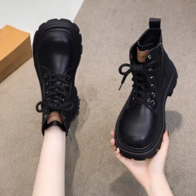 Botines de mujer de cuero suave, botas cortas antideslizantes de suela gruesa, nuevas botas de moda de plataforma cómodas con cordones británicos de invierno