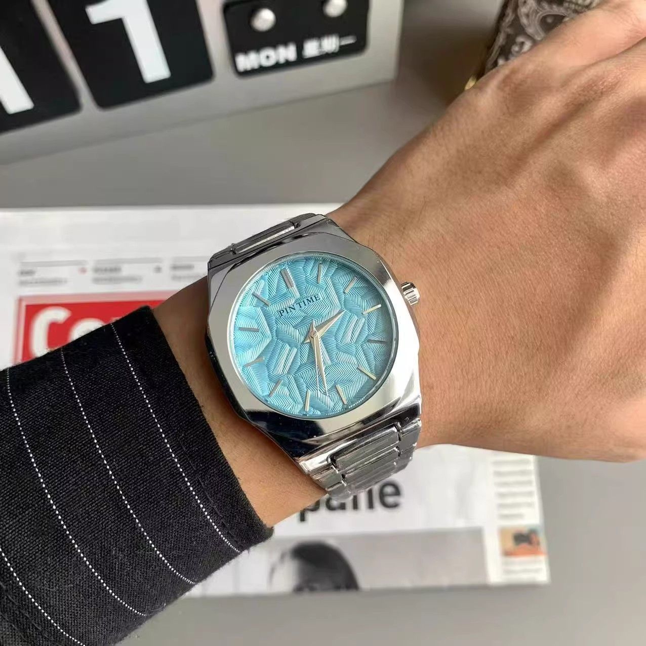 Relógio masculino casual de moda de dopamina quadrada cor em relevo padrão de folha relógio de banda de aço altamente à prova d'água