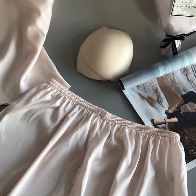 1 Juego de pijamas para mujer, pijamas sexys de encaje con cuello en V a la moda, conjunto de pantalones cortos de pijama, camisola de seda helada, pantalones de pijama