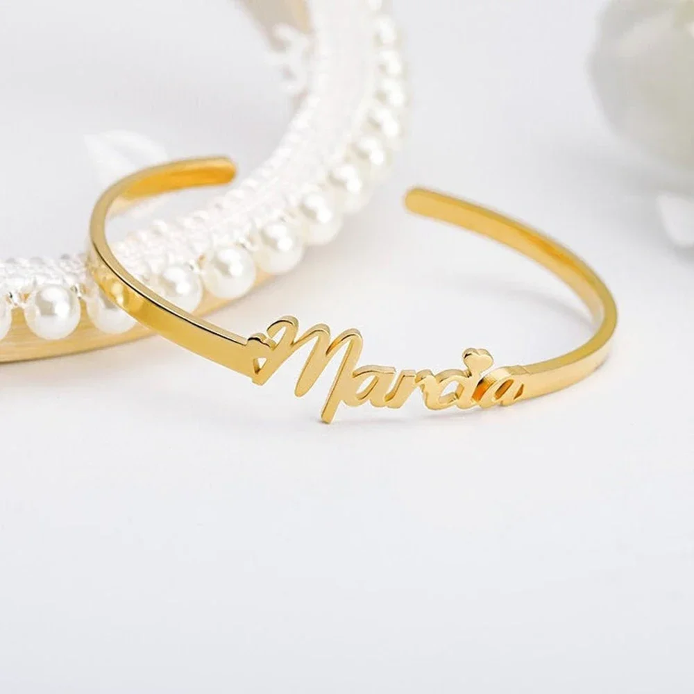 CUSTOM CUSTOM ชื่อสร้อยข้อมือผู้หญิงใหม่สแตนเลสเปิดสร้อยข้อมือหัวใจสาว Dainty เครื่องประดับงานแต่งงานของขวัญ
