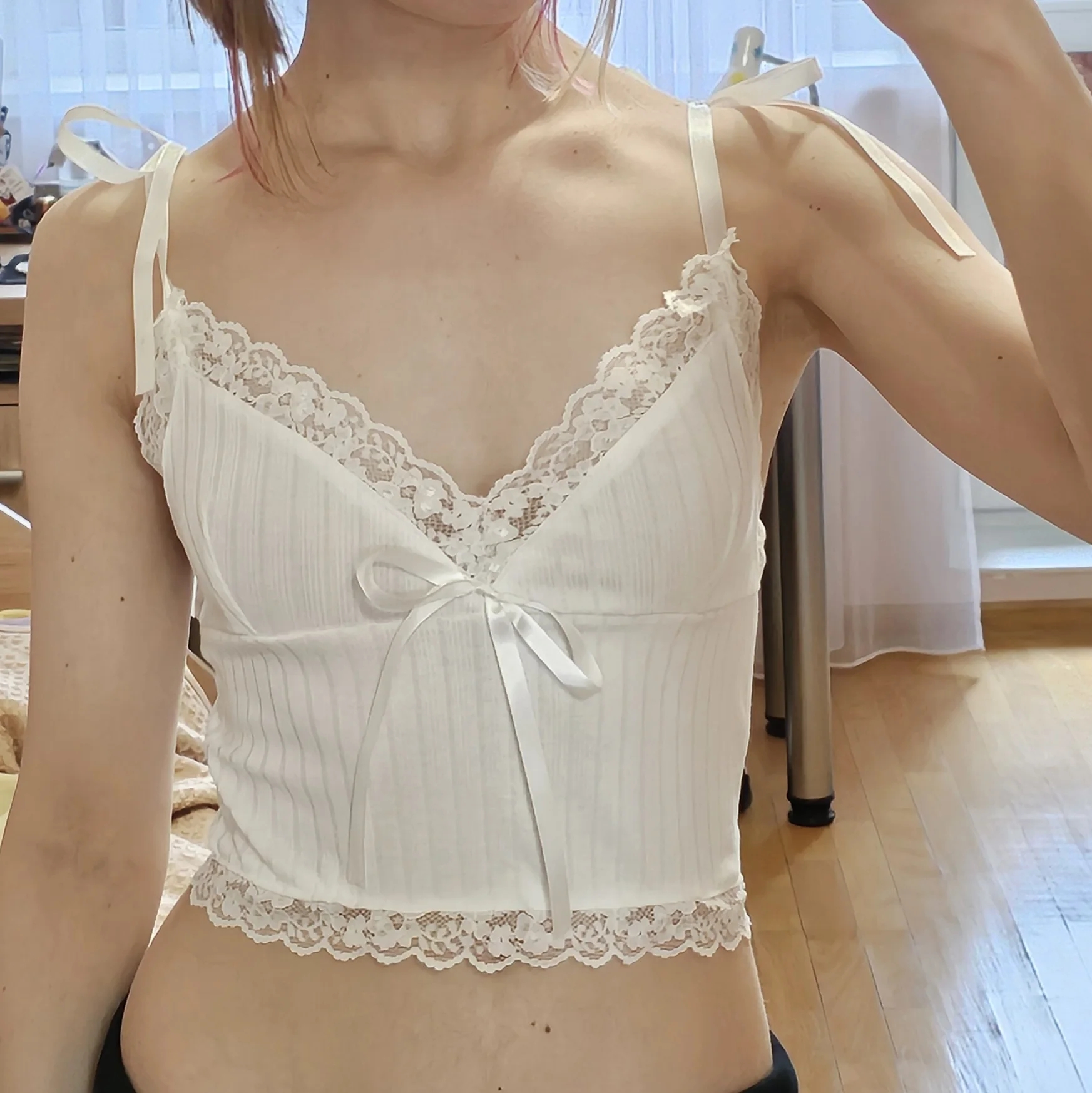 レーストリムクロップトップ美的白リボンかわいい甘いミニベストニットベーシックカジュアル Tシャツ女性の夏の背中の開いたビーチ