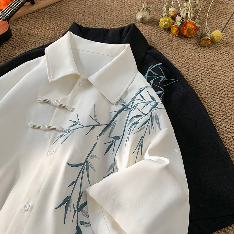 2025 Camisa bordada de manga corta para hombre, camisas blancas y negras de tendencia de estilo asiático, blusas informales con botones de verano