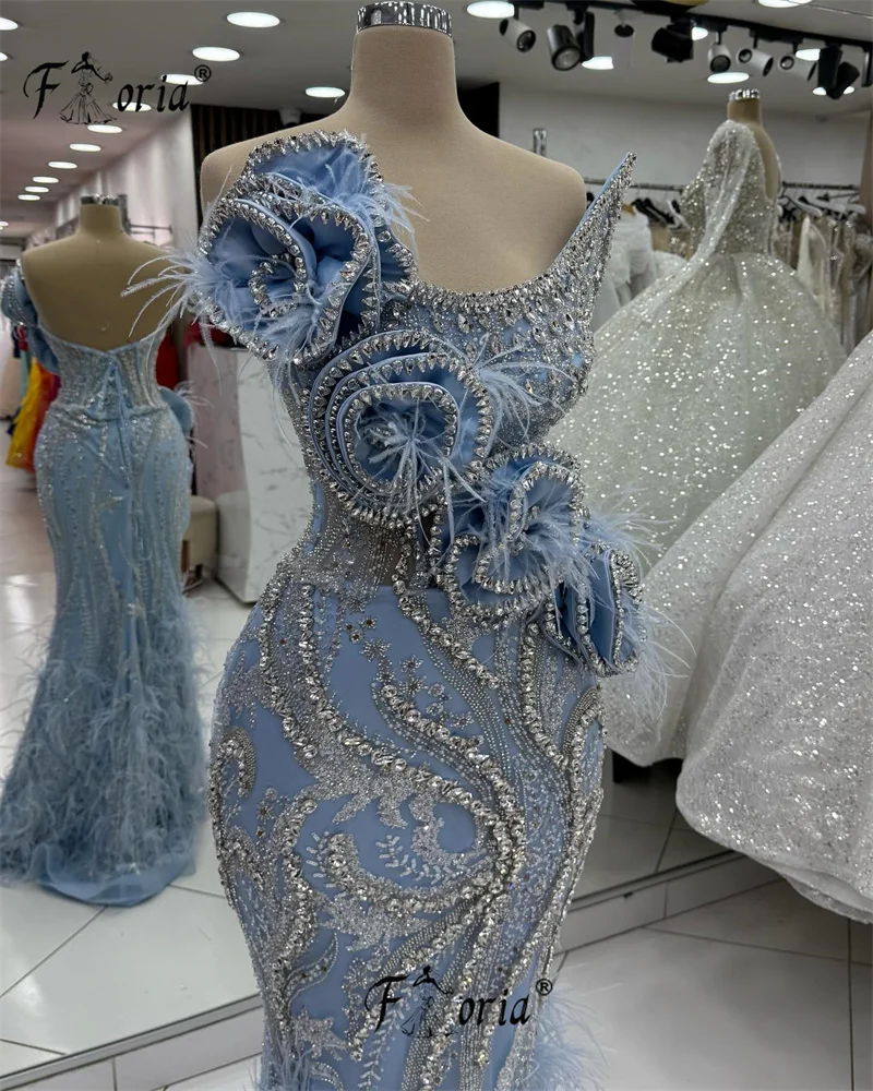 Blaue Perlen, Federn, individuelles formelles Abendkleid, Rosenapplikationen, 3D-Couture-Partykleid, ärmellose formelle Roben, individuell gestaltet, 2025