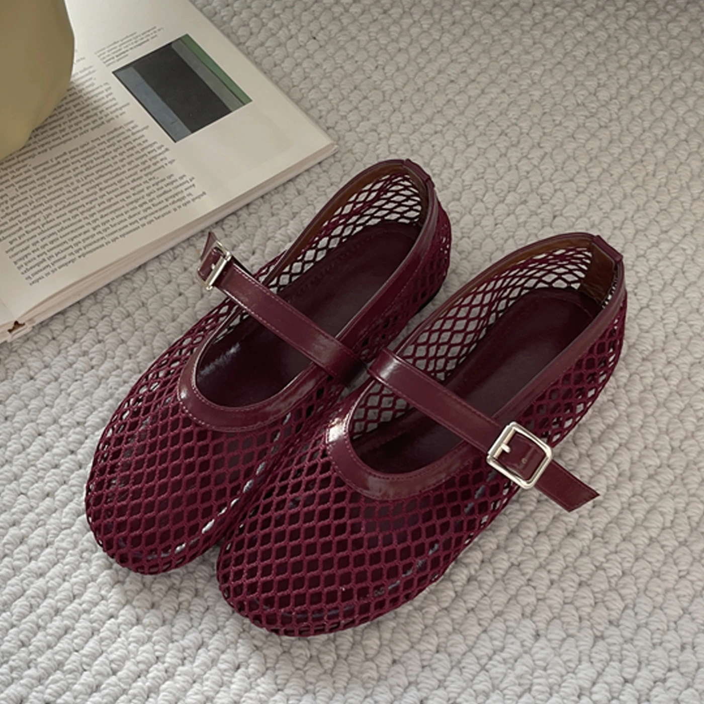 Eilyken/летние дизайнерские уютные женские туфли на плоской подошве с сетчатым каблуком, модные повседневные уличные модельные сандалии с круглым носком и пряжкой на ремешке