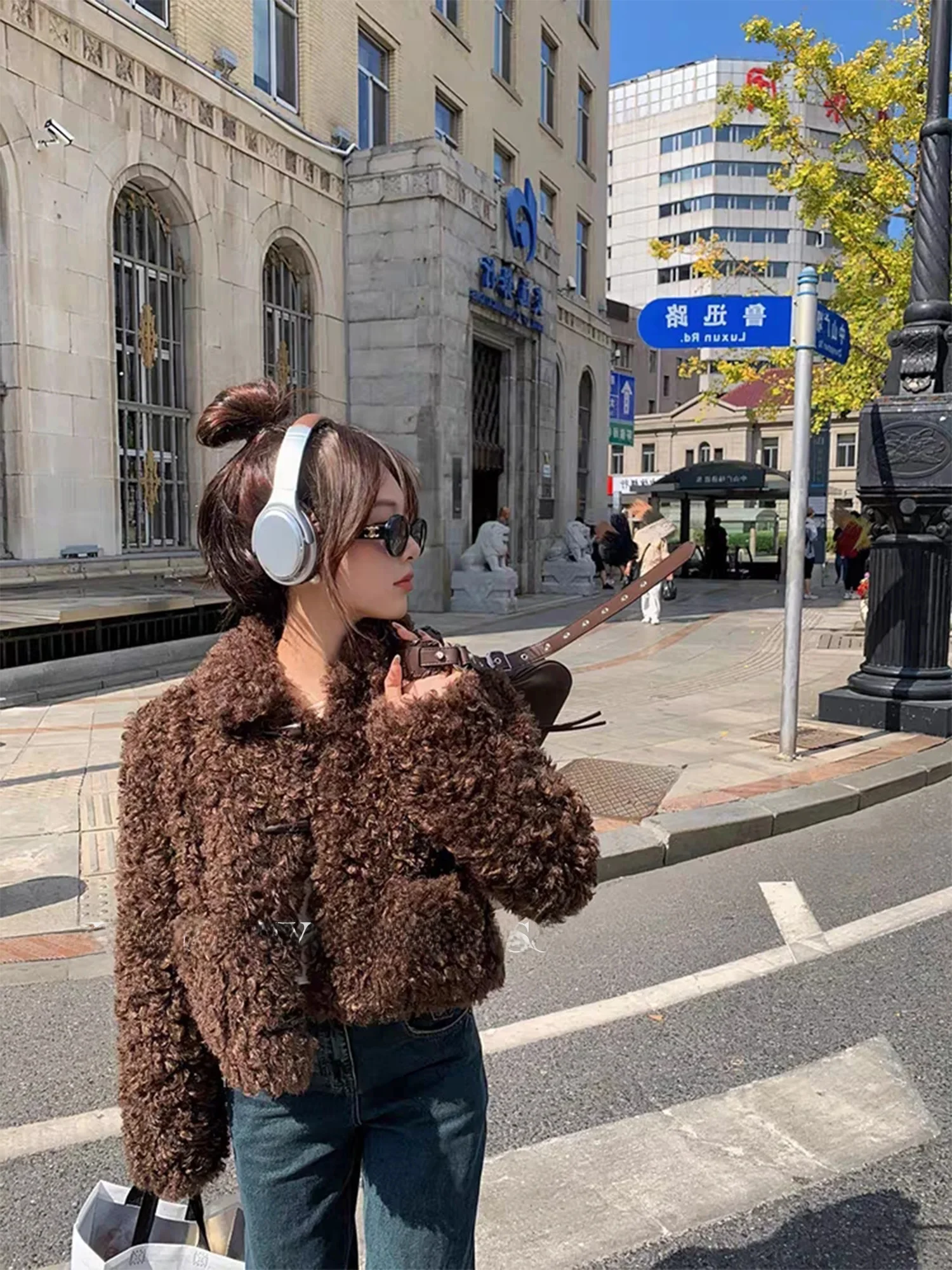 Jaqueta Curta de Pele Sintética Marrom Estilo Teddy com Botões de Chifre Ecológicos Estilo Hong Kong, Casaco F de Inve...