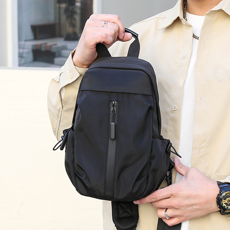 Bolsa de peito masculina multifuncional com interface reservada USB, adequada para montanhismo, viagens, trabalho, compras, ocasiões diárias