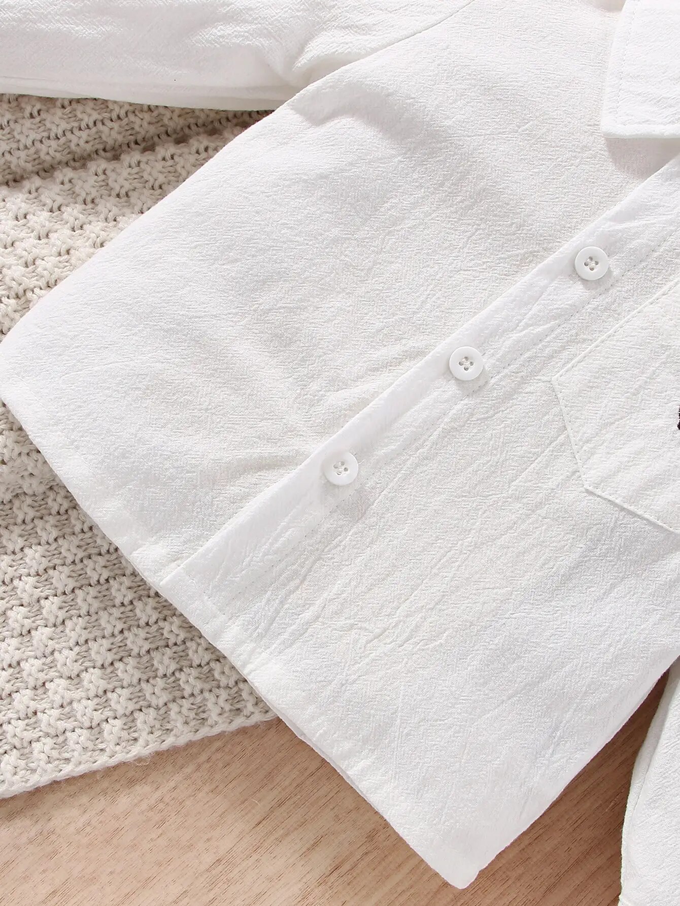 Frühling und Herbst Baby Junge Neue Mode Mode Weißes Hemd Mantel Kleine Dinosaurier Stickerei Muster Freizeit Sport Bequem