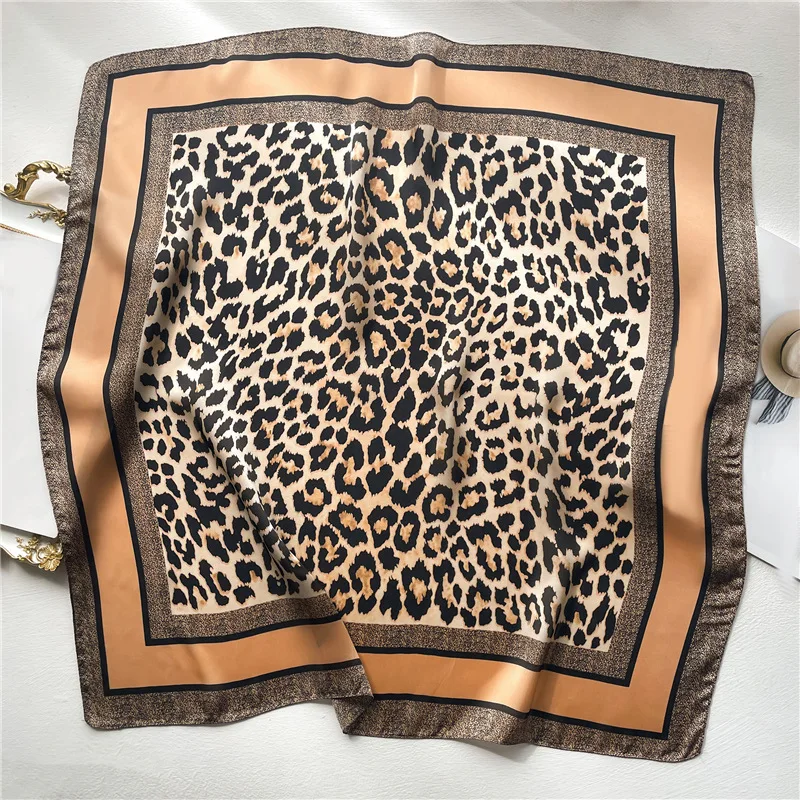 Modischer 70 * 70 cm Schal mit Leopardenmuster für Damen, Frühling/Sommer, weiche Satinränder, quadratisches Bandana, Sonnenschutzschals