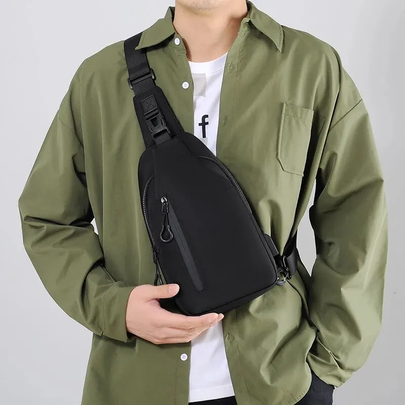 Bolsa mensageiro masculina legal casual Oxford à prova d'água e vestível bolsa de ombro recarregável por USB bolsa de peito