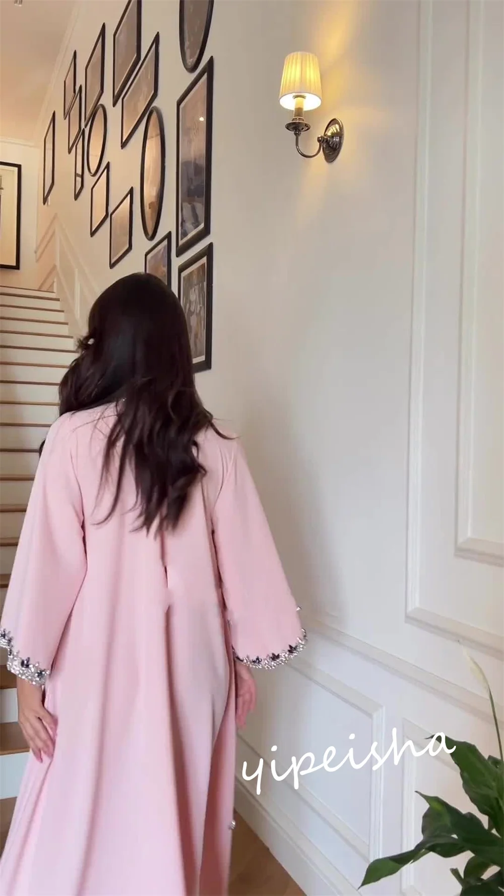 ที่กําหนดเองสไตล์โมเดิร์นชุดราตรีคอสูง A-Line ประดับด้วยลูกปัด Appliquess Bespoke โอกาสชุด