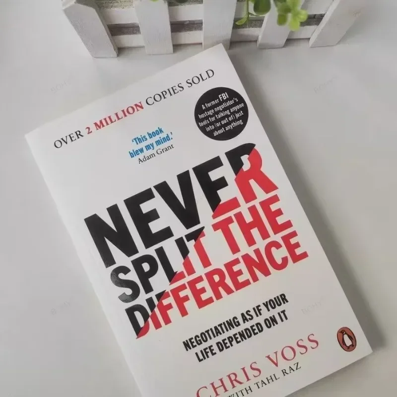 ไม่เคยแยกความแตกต่าง โดย Chris Voss เจรจาต่อรองได้ว่าชีวิตของคุณขึ้นอยู่กับหนังสือปกอ่อนเป็นภาษาอังกฤษ