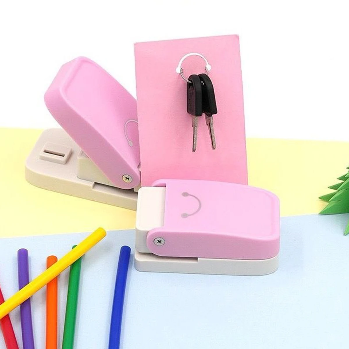 1pc keychain embossing machine, keychain hole puncher, handmade, smiley face pattern hole puncher (Color random)