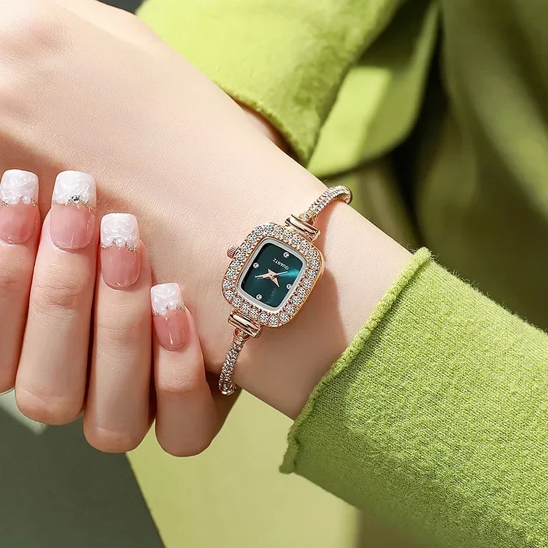 Relojes de pulsera de cuarzo cuadrados a la moda con nuevo temperamento, reloj de lujo ligero para mujer, reloj de cuarzo con ajuste libre para mujer 2024