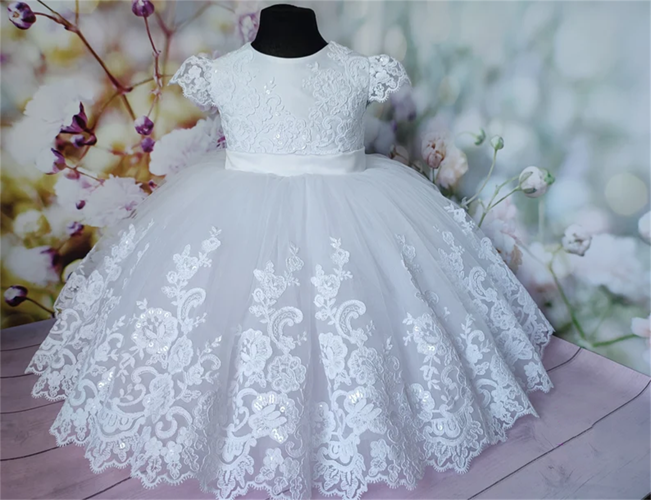 Taufen ein Jahr alte Blumen mädchen Kleid Spitze Applikationen für Hochzeit Tüll Rock weißen Ballkleid ärmellose Kommunion Kleidung