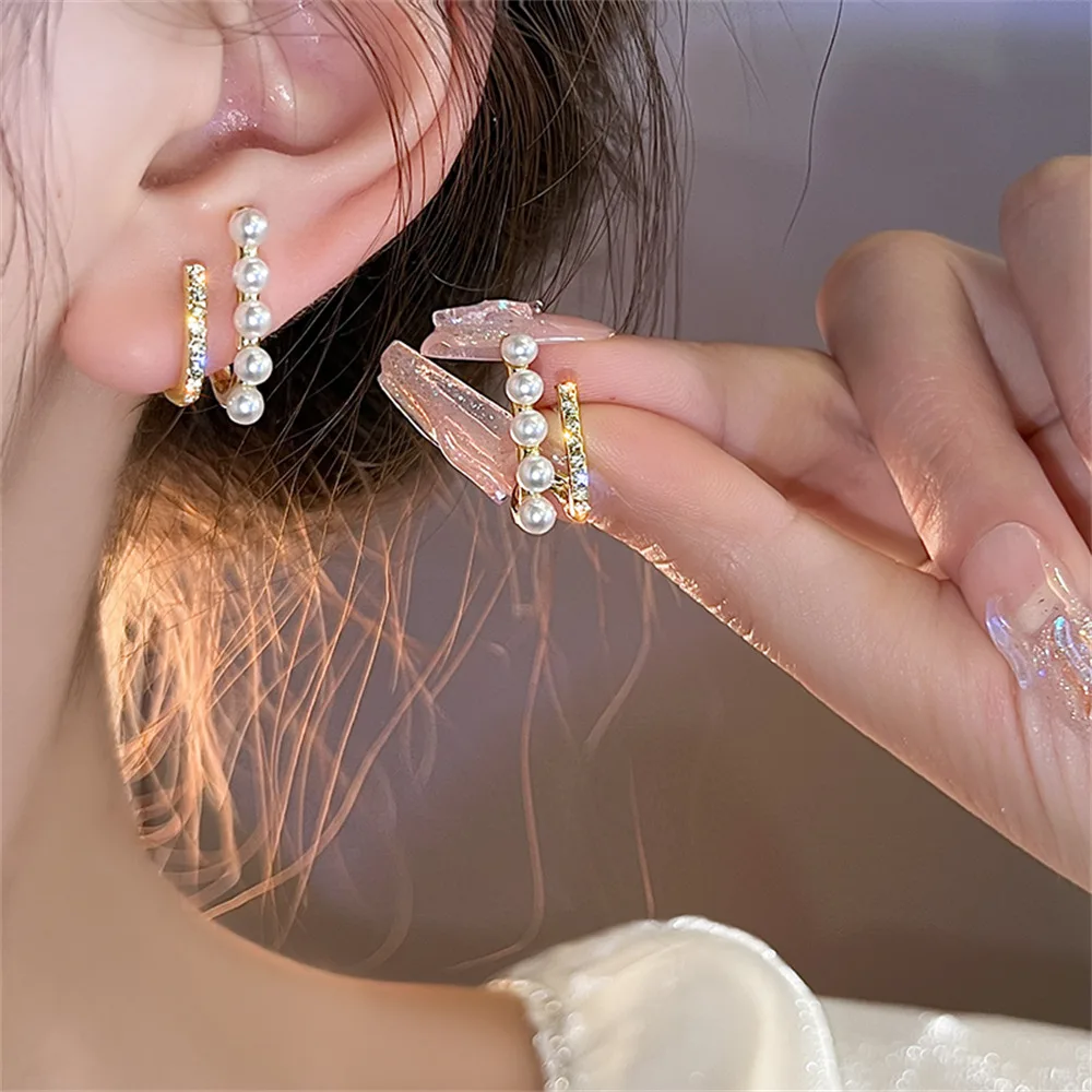 Orecchini di perle coreane con strass di cristallo lucido per gioielli da donna con orecchini a bottone a forma di cuore con fiore micro pavimentato artigianale