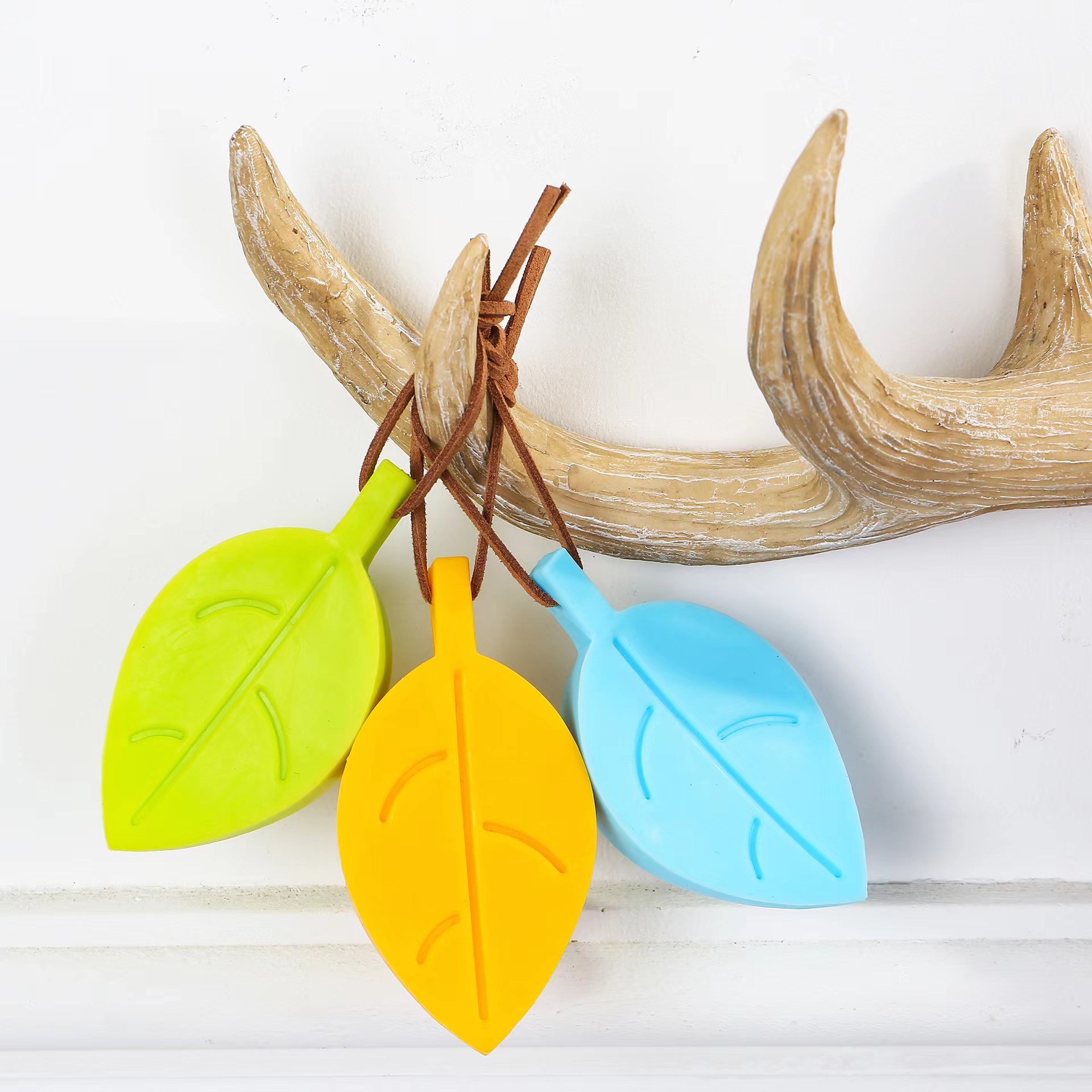 Детский 4-цветный дверной стопор с мультяшным листом, анти-зажим, ручное устройство, защитные принадлежности, защитная дверная карта для младенцев, силиконовый дверной стопор