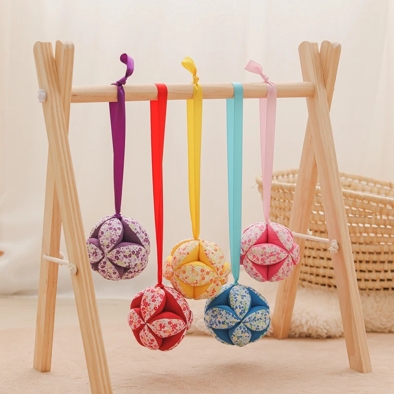 1Pc bébé main attraper tissu balle jouet Interaction infantile coloré hochet balle jouet avec ruban apaiser lit suspendu hochet jouet cadeau