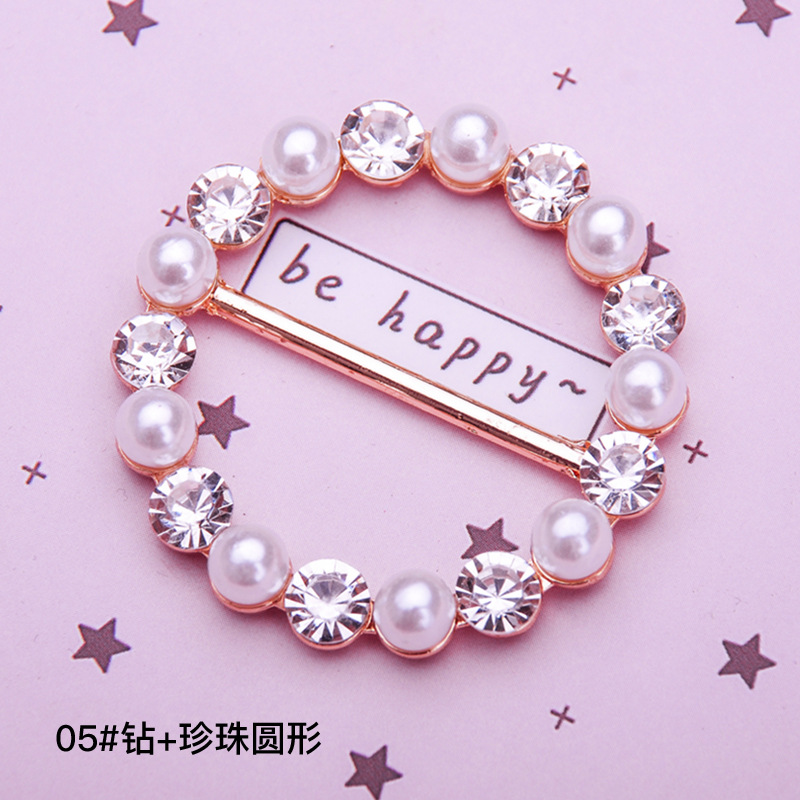 ジョーカーの正方形と丸いバックルのTシャツ、結び目のあるベルトバックル、スカーフの服