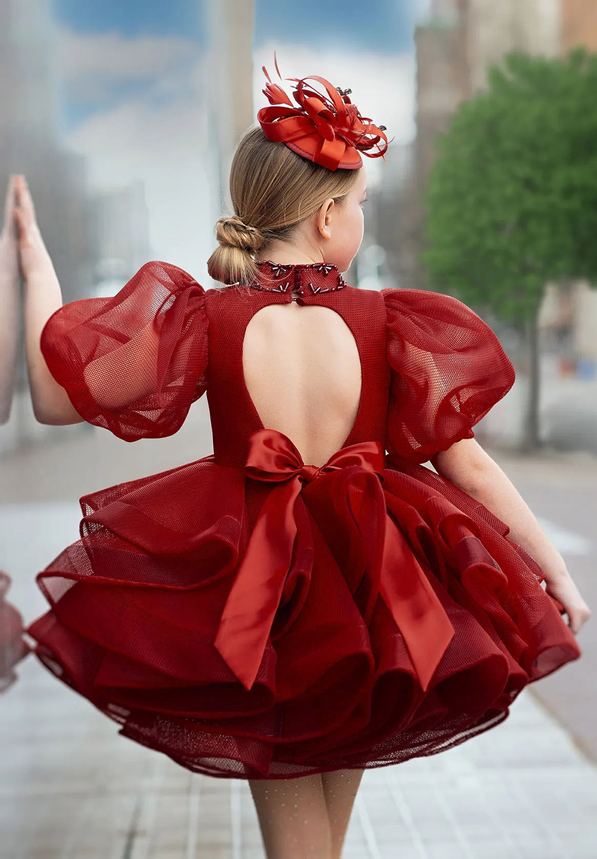 Красное тюлевое платье с цветочным узором для девочек на свадьбу. Симпатичное мини-платье выше колена с пышным вырезом и оборками с бантом. Детские пышные бальные платья.