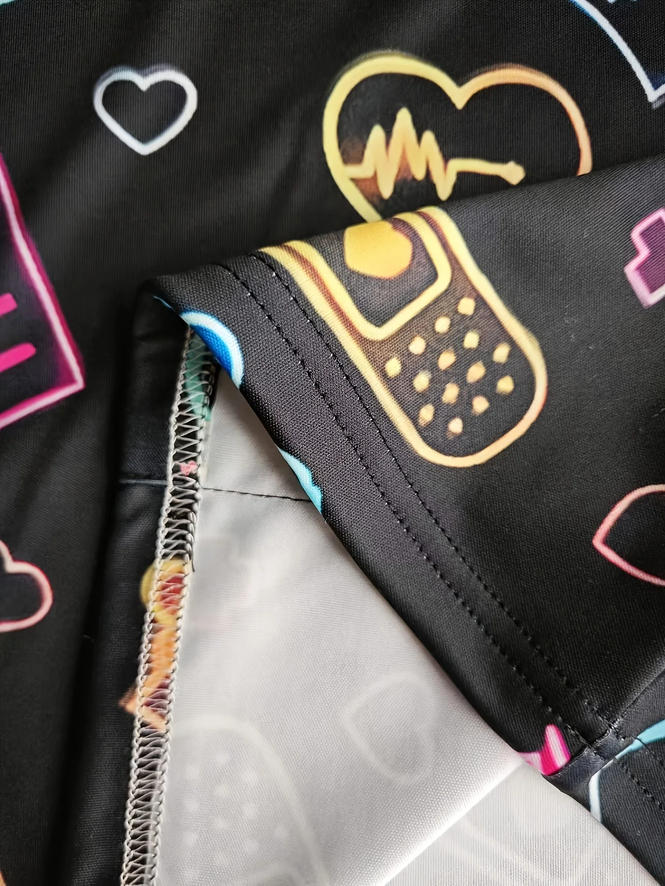 เครื่องแบบผ่าตัดผู้หญิงหัวใจพิมพ์ V คอพยาบาลเสื้อแขนสั้น Patch Pocket เครื่องแบบทางการแพทย์เครื่องแบบผ่าตัดพยาบาล
