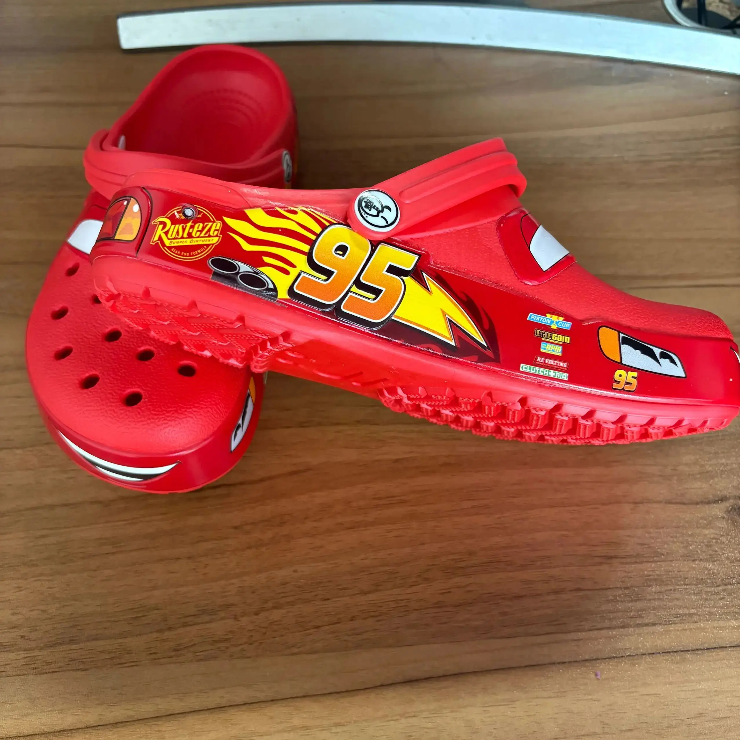 Nuovo 95 Mcqueens Pixar Cars Cartoon Solid Pantofole impermeabili Sandali con foro Sandali da esterno Casual Traspirante EVA Scarpe per adulti