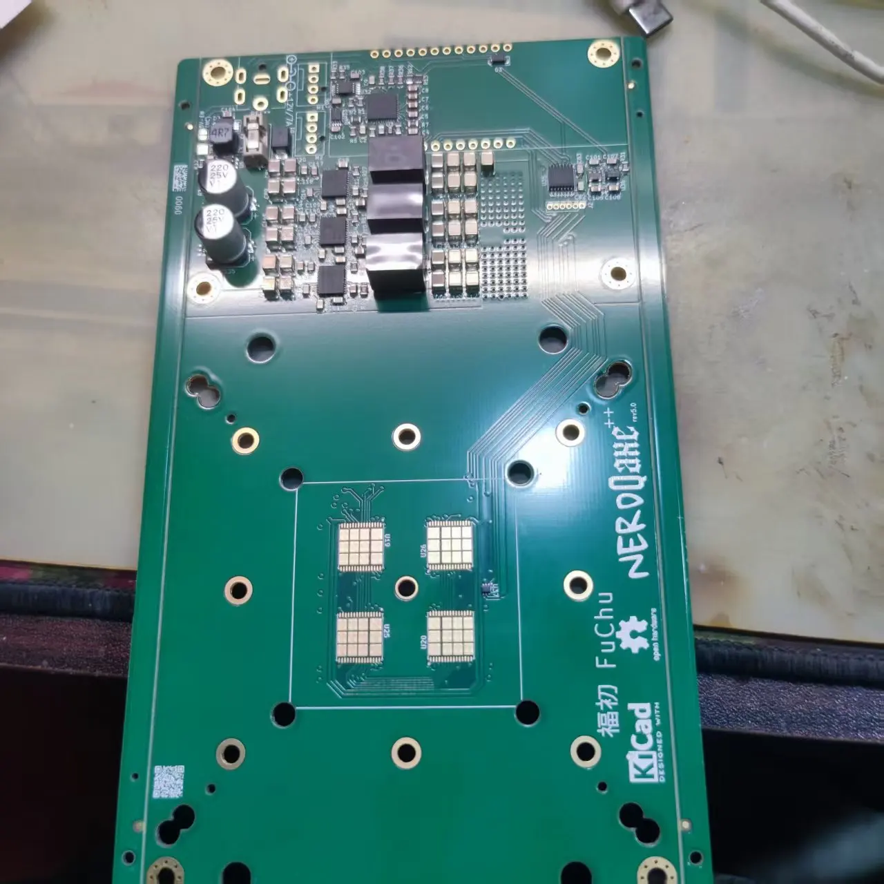 A placa-mãe Nerdqaxe++ não inclui Lilygo