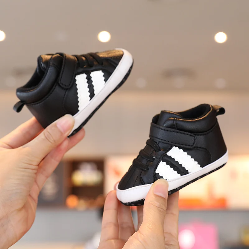 Nuevos zapatos de bebé de 0 a 18M, zapatos informales cómodos con suela de algodón antideslizantes de cuero PU para primeros pasos, zapatos de cuna para gatear