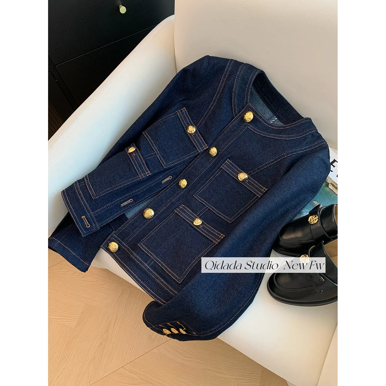 Blauer Rundhals-Jeansmantel im klassischen Stil 2024, neuer Damen-Frühling und Herbst, hochwertiges kurzes Retro-Lose-Temperament