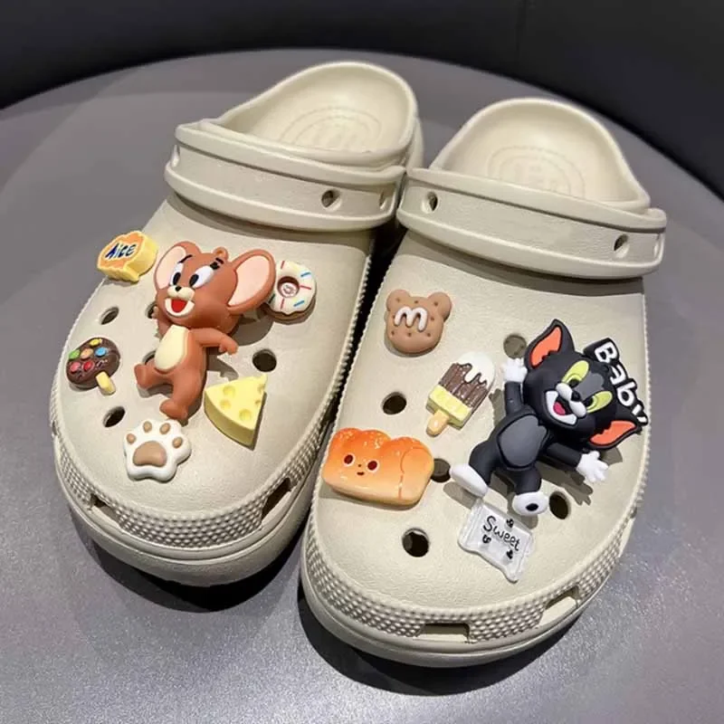 MINISO Tom and Jerry ชุดอะนิเมะสําหรับน่ารักการ์ตูนรองเท้า Charms อุปกรณ์ตกแต่งสําหรับ Classic Clog X-mas ของขวัญ