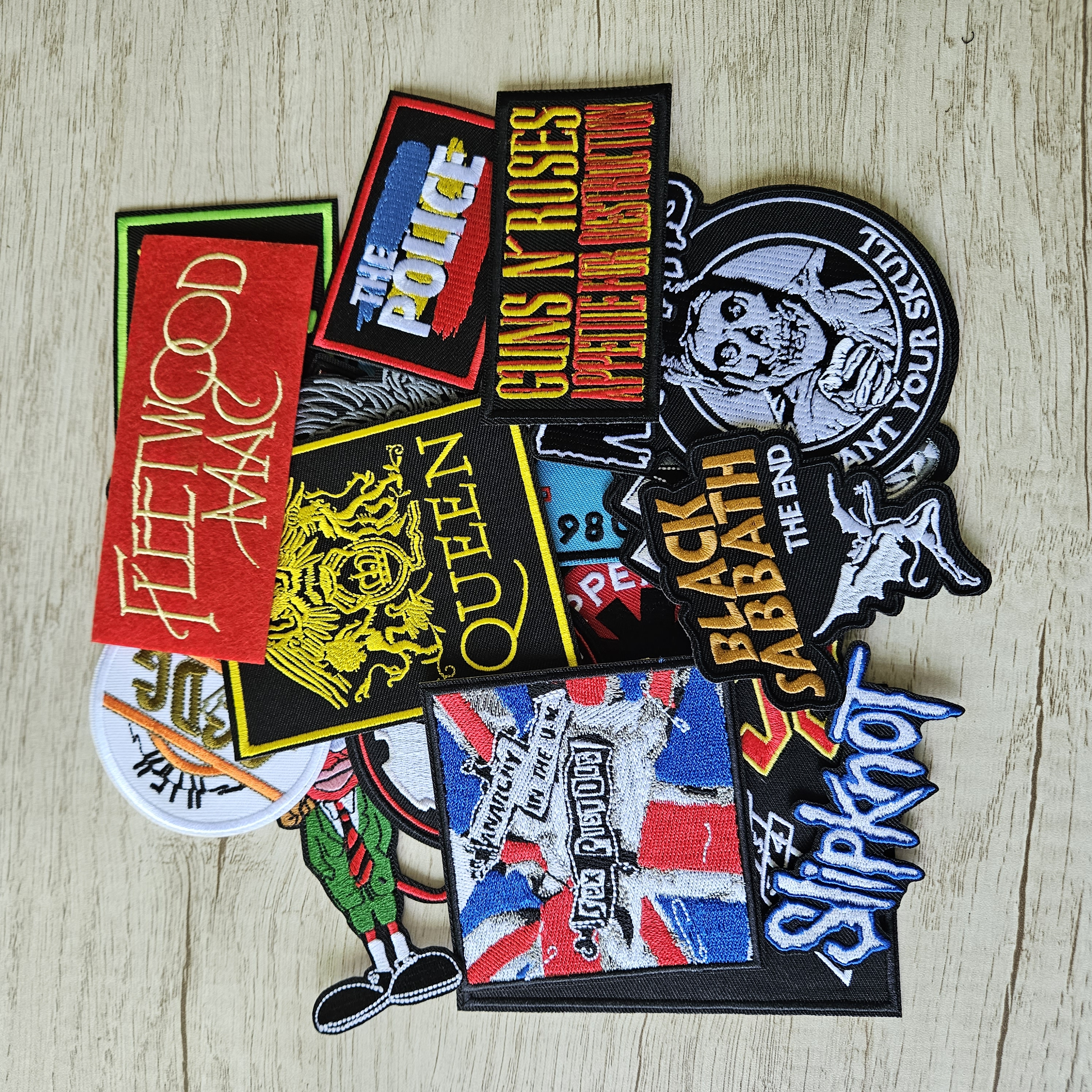 50 teile/los Individuelles Logo Bekleidung Patches Band DIY Kleidung Stickerei Punk Musik Applique Aufkleber Eisen auf Nähen Liefert Hut Abzeichen