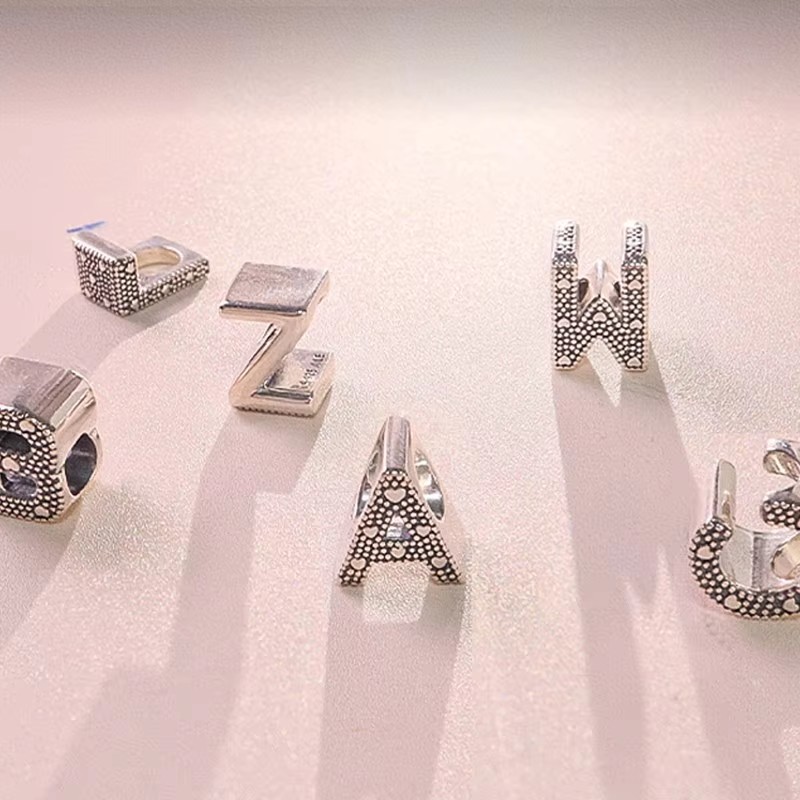 ขายร้อน 26 ตัวอักษร A-Z ตัวอักษร Charm Fit สร้อยข้อมือเงินแท้ 925 DIY ทําแฟชั่นผู้หญิงเครื่องประดับของขวัญ