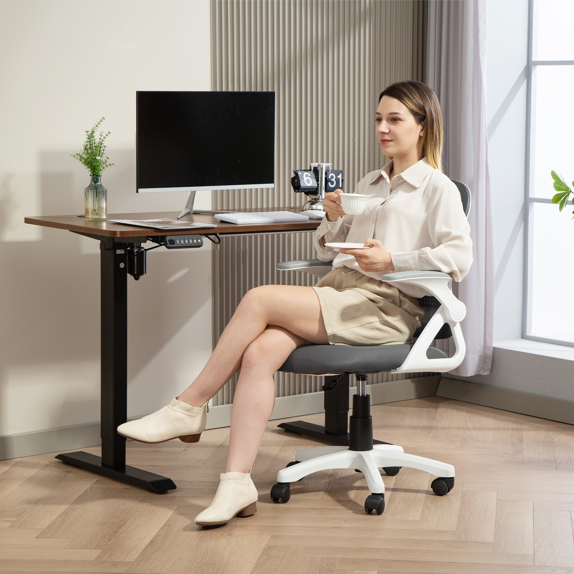 HOMCOM Ergonomic Swivel Computer Chair with Flip-up Armrests