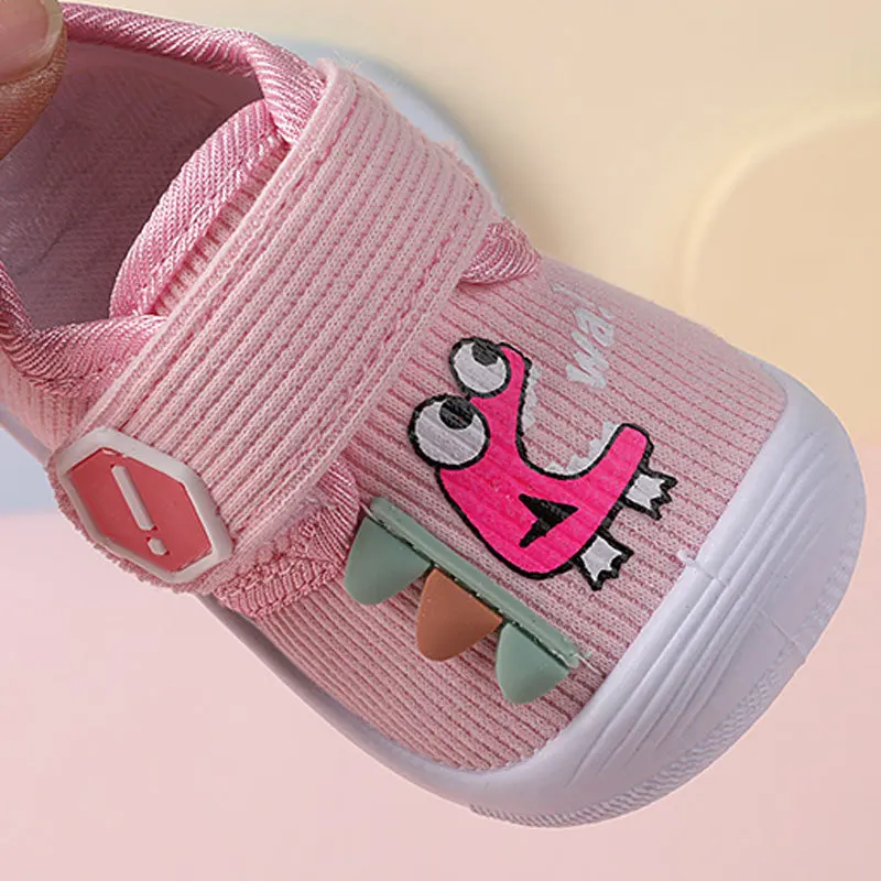 Sapatos infantis para crianças de 0 a 36 meses, caminhada com luz sonora, sapatos fofos rosa para meninos recém-nascidos, tênis macios com estampa de desenho animado
