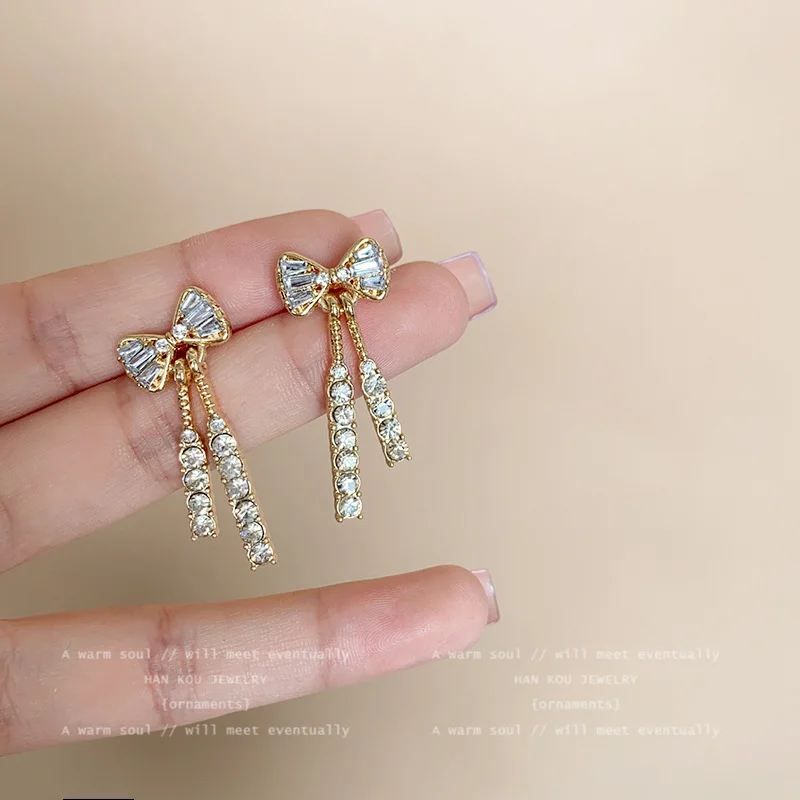 ทองสีเงา Bow STUD ต่างหูแฟชั่นผู้หญิง Dainty Rhinestone Bow Dangle ต่างหูเครื่องประดับของขวัญเพื่อน