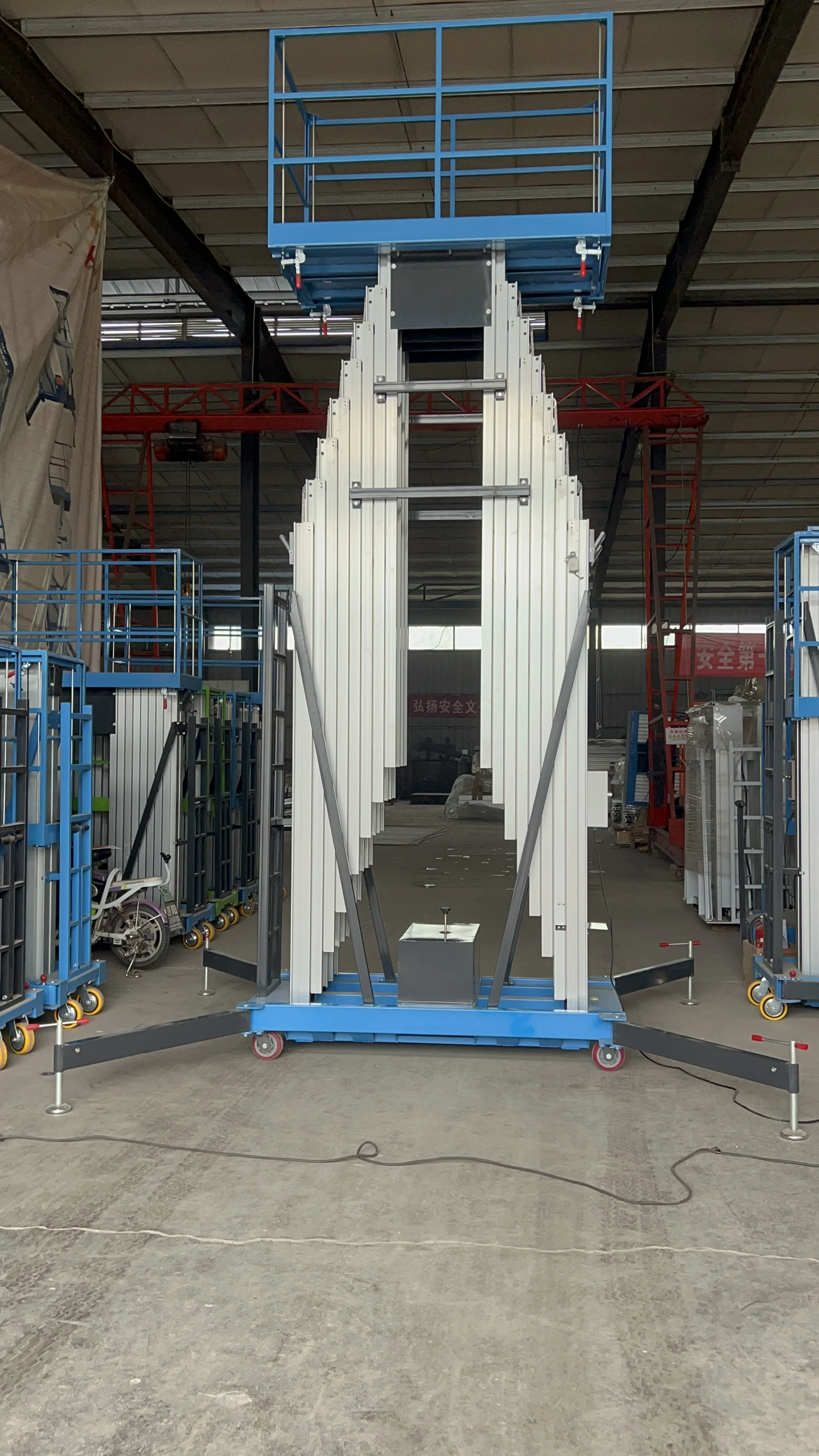 Mesas elevatorias eléctricas para hombre aprobadas por la CE, escaleras de andamio, elevador de mástil de aluminio móvil hidráulico para construcción