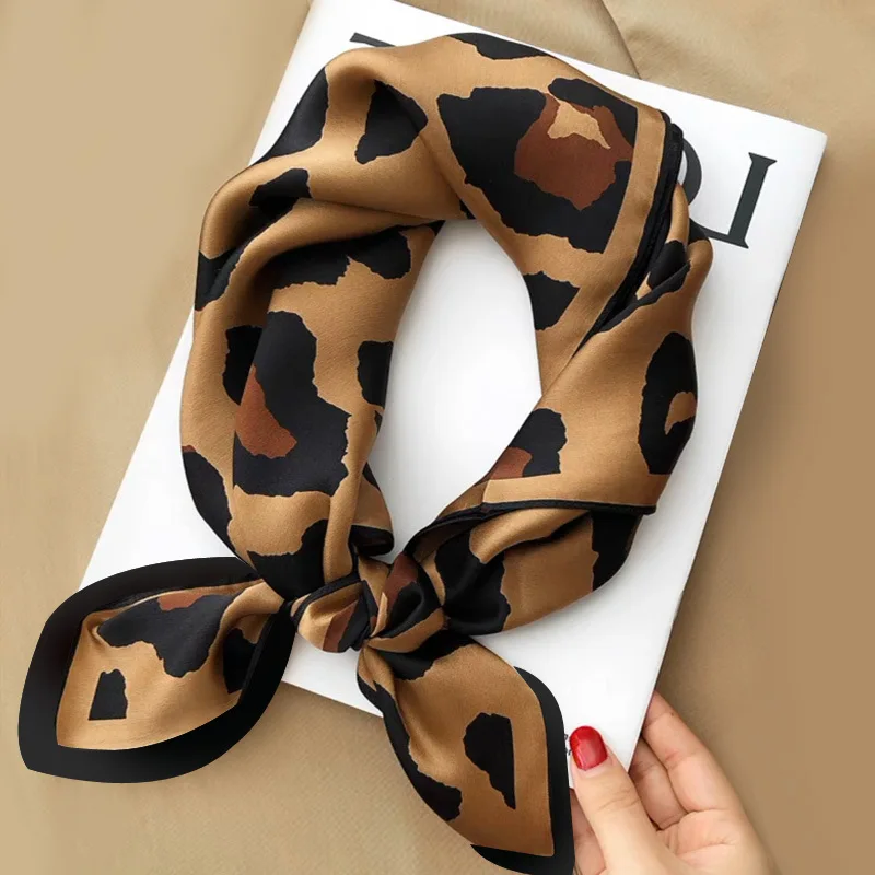 70 cm Luipaardprint Zijden Sjaal voor Vrouwen Imitatie Zijden Sjaals Modieuze en Veelzijdige Hoofddeksels Kleding Vierkante Sjaal
