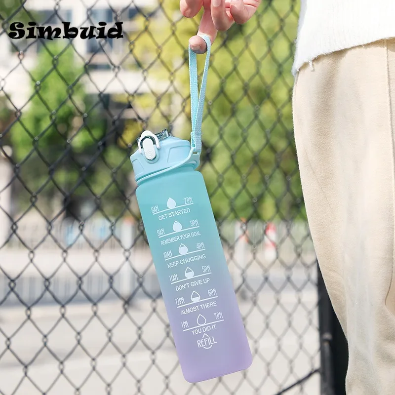 750ML ขวดน้ํากีฬาพร้อมเครื่องหมายเวลาถ้วยป้องกันการรั่วสร้างแรงบันดาลใจขวดน้ําพลาสติกแบบพกพาสําหรับกีฬากลางแจ้งฟิตเนส
