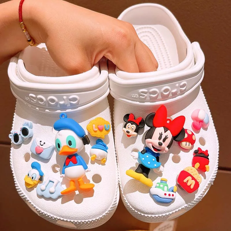 New Disney Mickey Mouse Minnie Donald Duck LED อุปกรณ์เสริมรองเท้า Charms ชุดหัวเข็มขัดการ์ตูน Daisy Duck DIY รองเท้า Charm หญิงของขวัญ