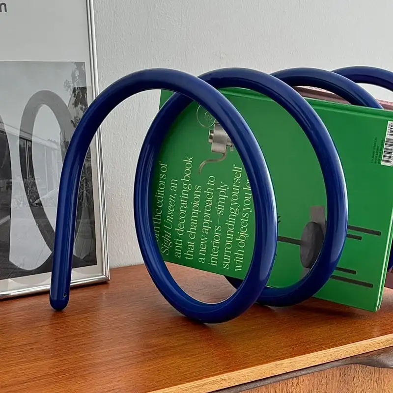 Creative สปริงโหลดหมุนชั้นวางหนังสือ INS Aesthetic Desktop Organizer โลหะผู้ถือหนังสือสํานักงาน Home นิตยสาร Display Rack