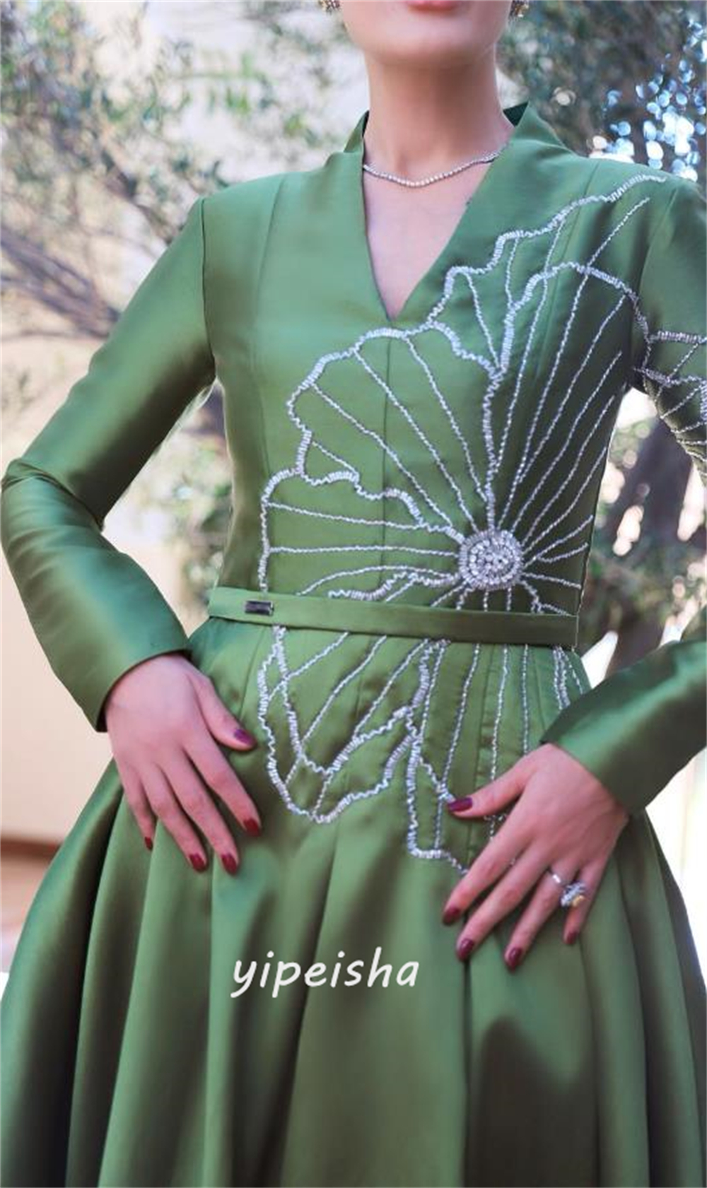 カスタマイズされたVネックのボールガウン,豪華なイブニングドレス,フォーマルなフラワードレス,オーダーメイドの機会,モダンなスタイル