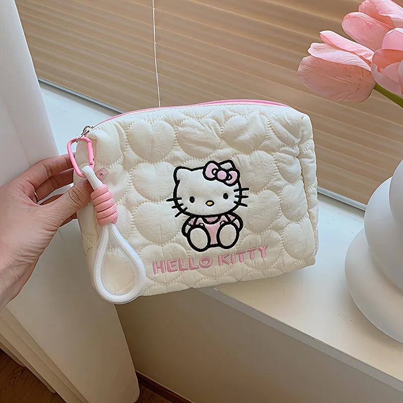 MINISO Hello Kitty กระเป๋าถือความจุขนาดใหญ่ผู้หญิงกระเป๋าแต่งหน้าการ์ตูน Soft Down กระเป๋าเดินทางสําหรับผู้หญิง