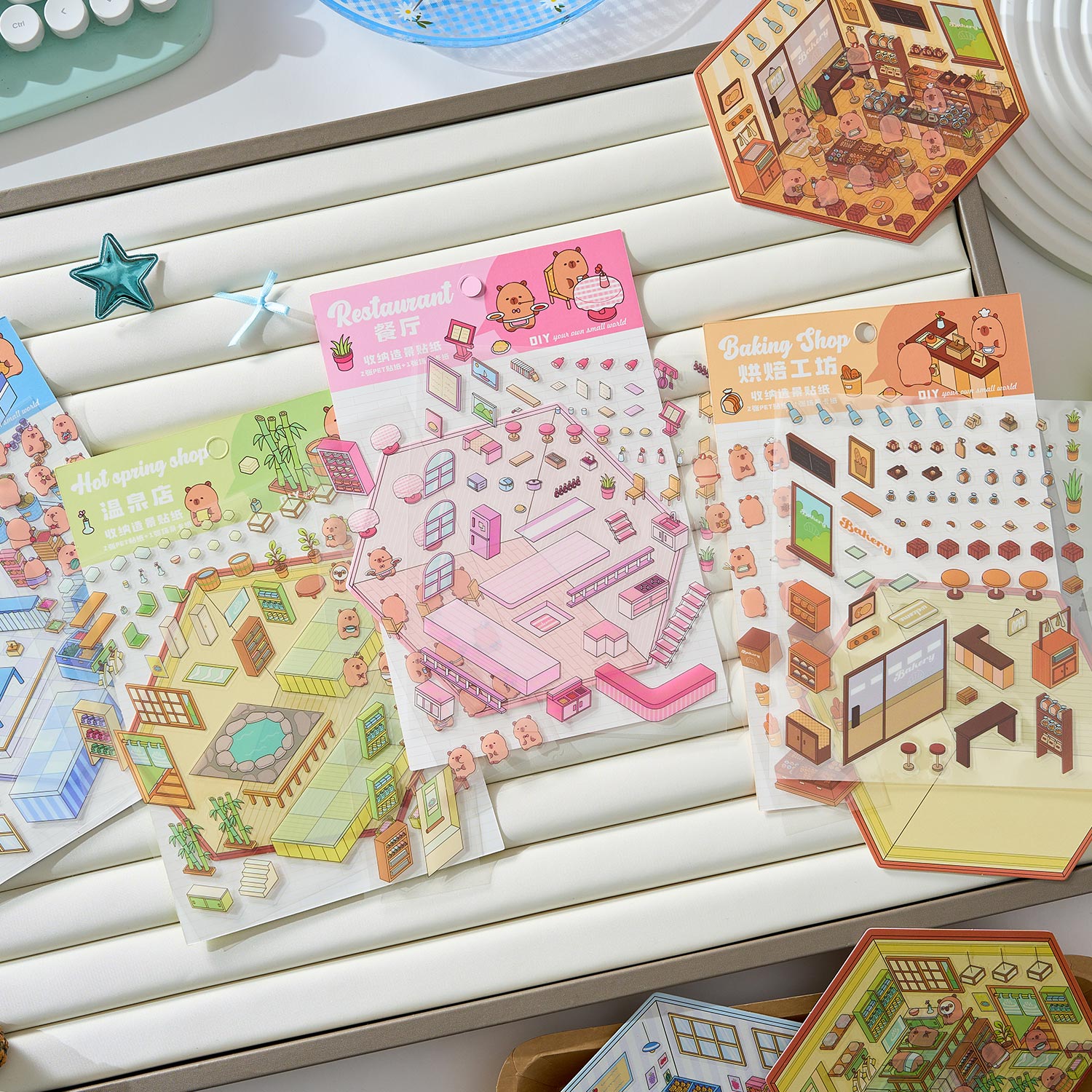 2pcs การ์ตูนฉากขนาดเล็ก 3D ภูมิทัศน์สติกเกอร์ DIY Cabin ฉากซ้อนและวางบัญชีมือของขวัญน่ารักสําหรับเด็ก