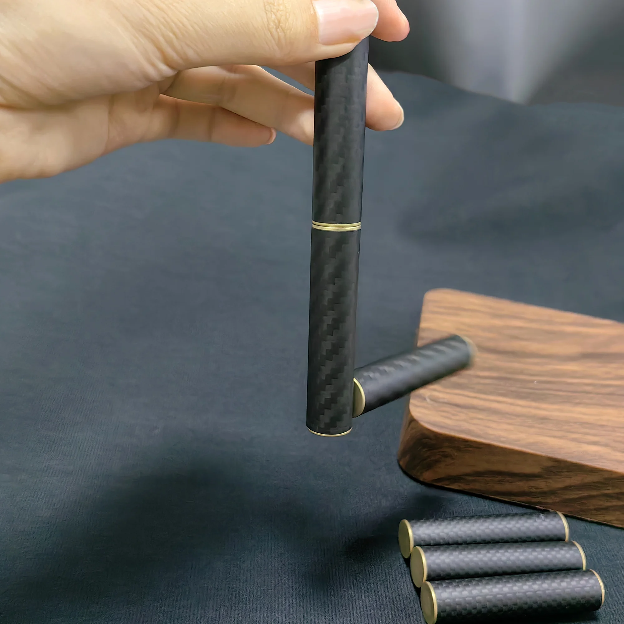 EDC Fidget ของเล่นความเครียดบรรเทาสําหรับผู้ใหญ่โลหะแม่เหล็กคาร์บอนไฟเบอร์สามส่วน Stick หมุนของขวัญสร้างสรรค์